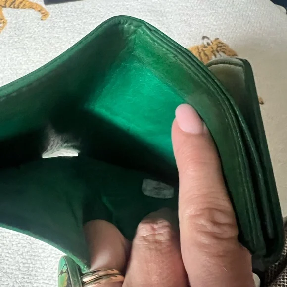 CHANEL rare colorway Green compact wallet - Picture 12 of 12